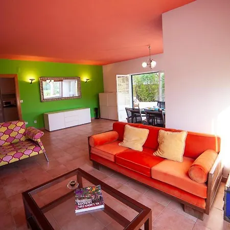 Dom wakacyjny Meco Beautiful House - 4 Bedroom House With Pool